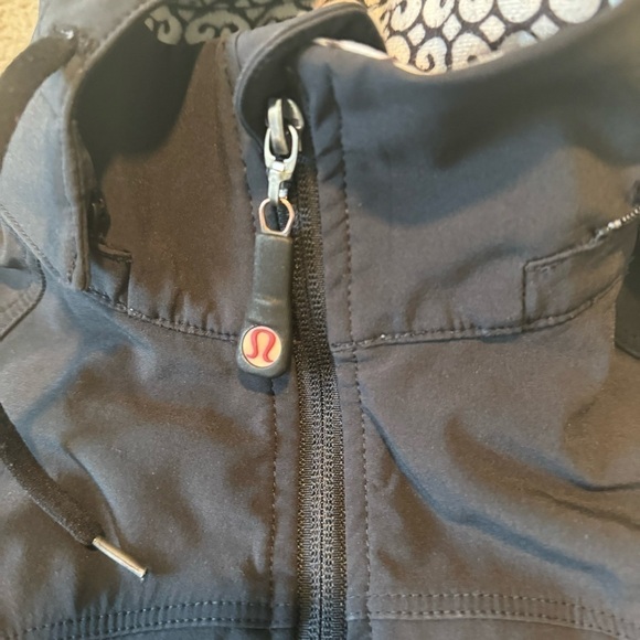 Lululemon Women's Black Heart Pattern Lining Hooded Jacket Solid Black Size 2 - Picture 6 of 15